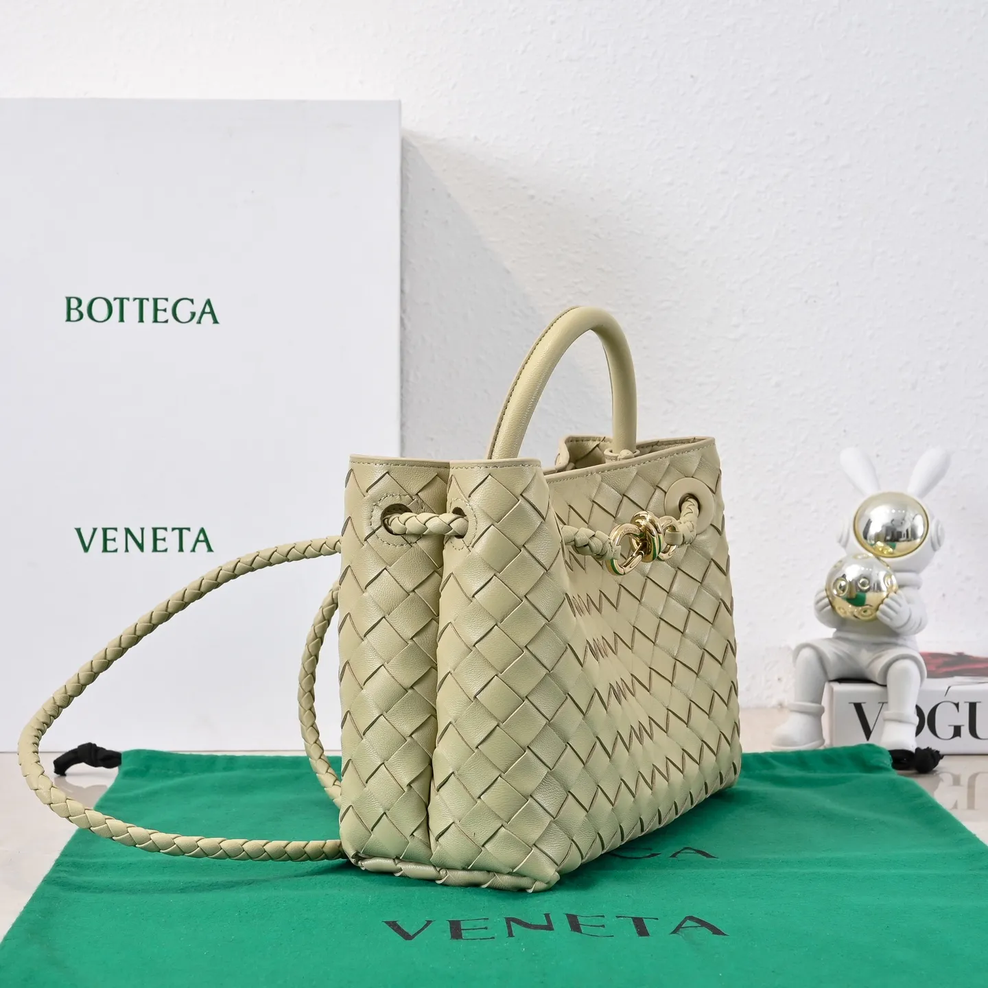 Batch 1860 B's 2023 spring and summer new style continues the brand's woven pattern style with detailed metal knot switch buckles. This time, the shoulder straps are also made into tube weaves, showing different craftsmanship. The carrying method is versatile to create more different styles. Intrecciato woven leather small handbag, equipped with sliding crossbody strap. Internal compartments, including 1 zipper pocket and 2 open pockets. Magnetic buckle closure. Size: 25*20*10cm Model: 7463#